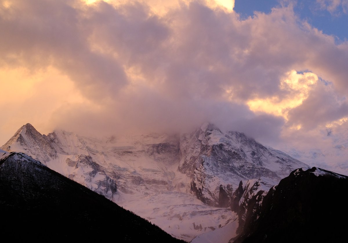 Five minutes later, the mountain looks peaceful in the light of the setting sun