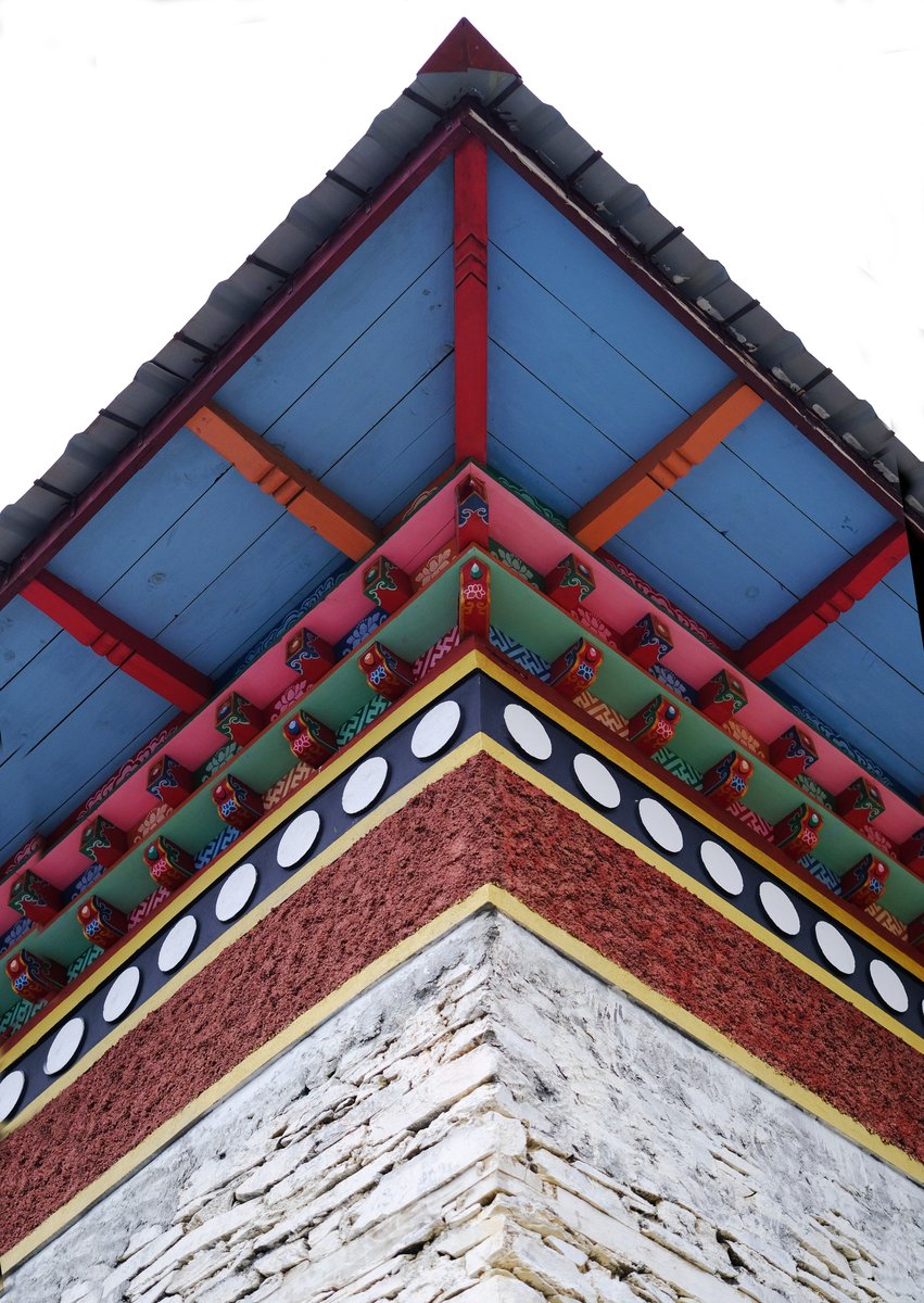 the beautfully decorated roof corner