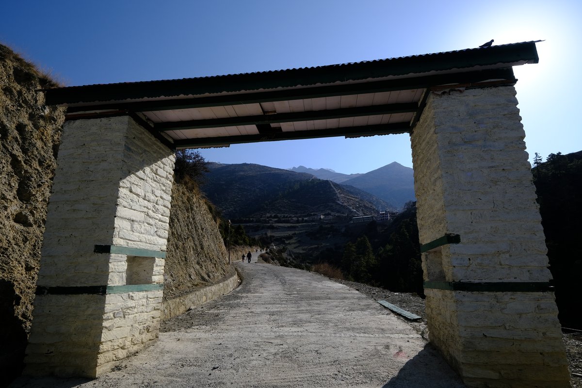Next morning starts with a quick descent on the road towards Manang