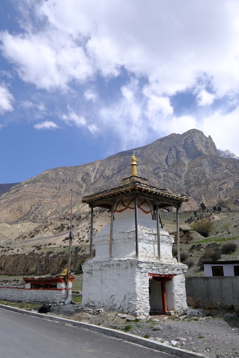 A roadside shrine approaching Manang
