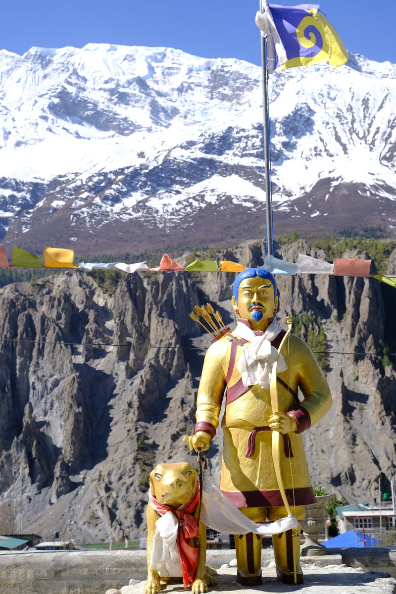 We spent a day at Manang for acclimatization. A statue of Guru Rinpoche on the way to the Praken Gompa.